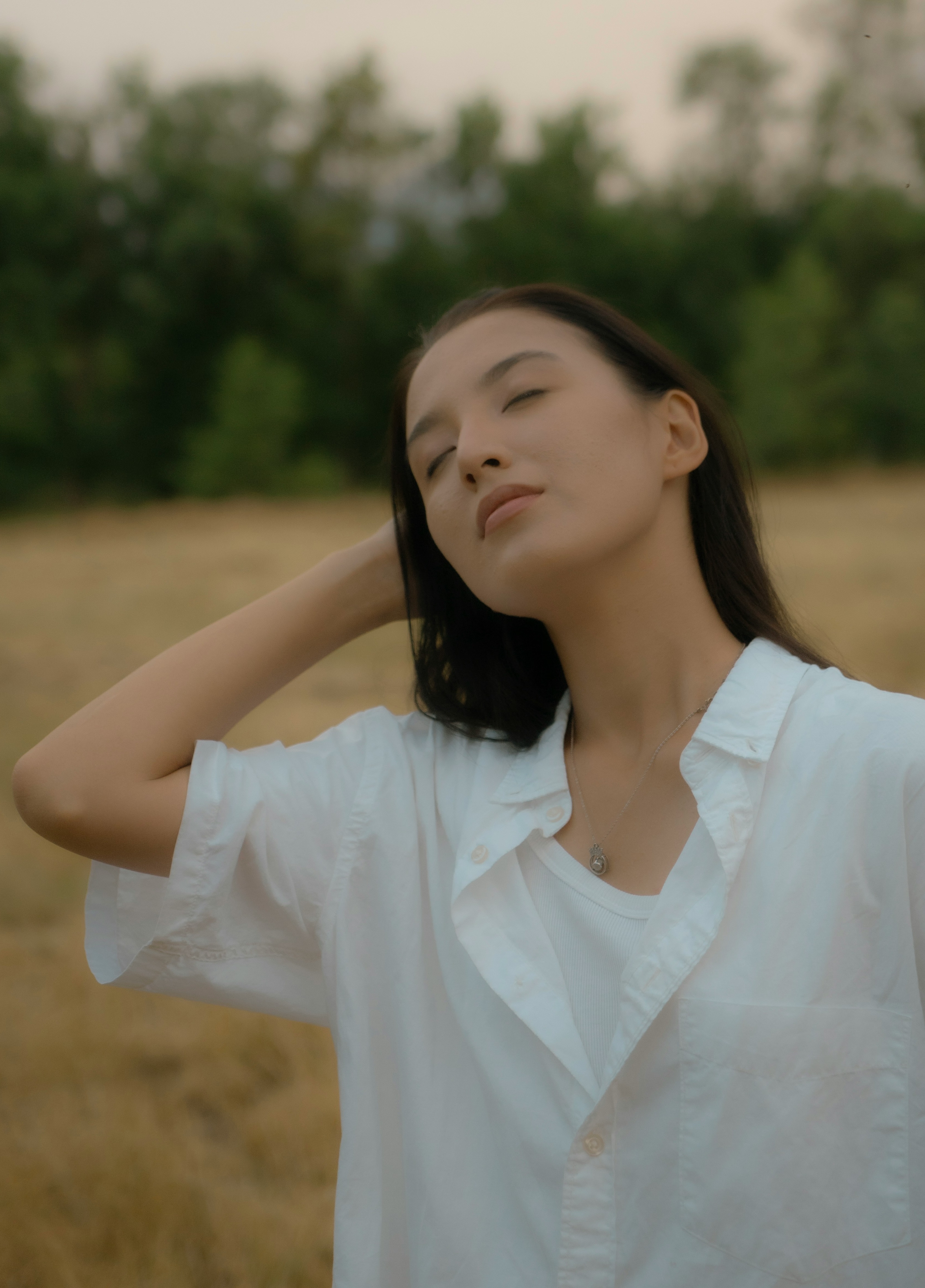 SENSE 前向きな美しさを目指す女性（背景画像）